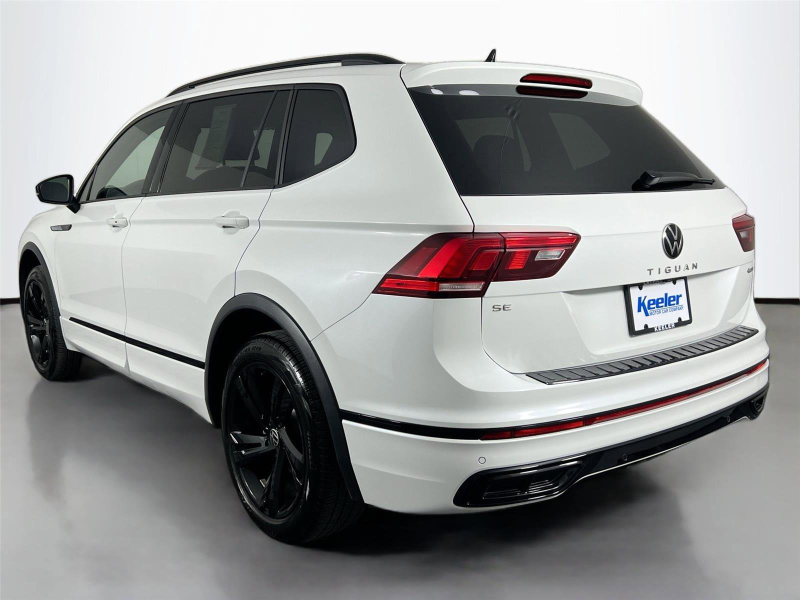 Used 2024 Volkswagen Tiguan SE R-Line AWD/4WD image 4