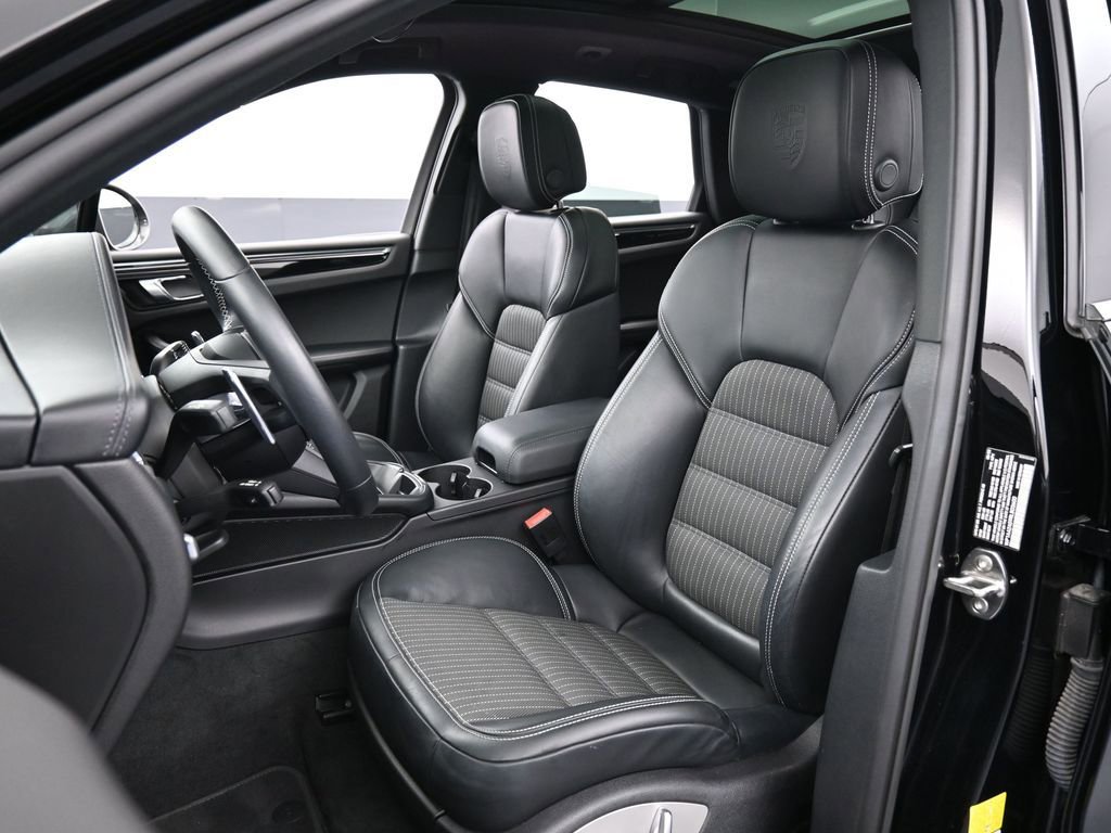Certified 2024 Porsche Macan Turbo image 5