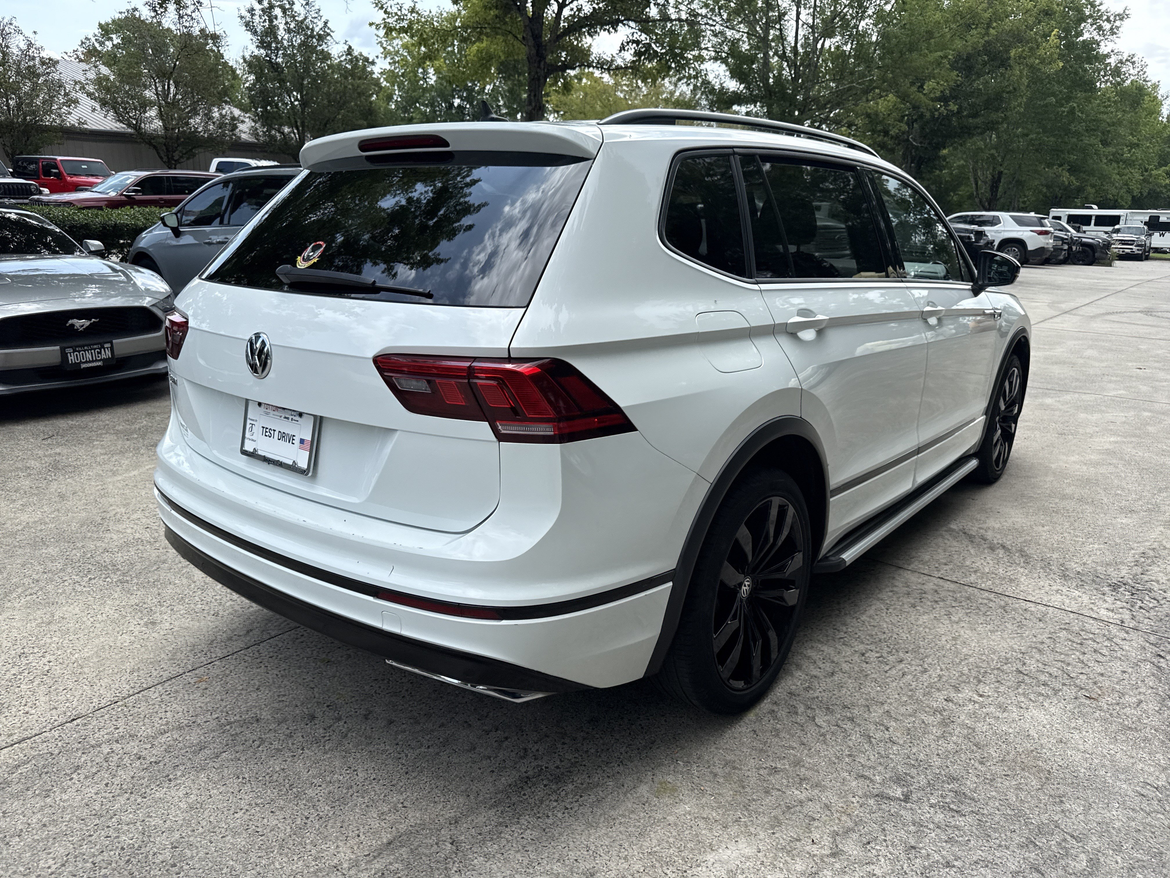 Used 2020 Volkswagen Tiguan SE R-Line FWD image 7