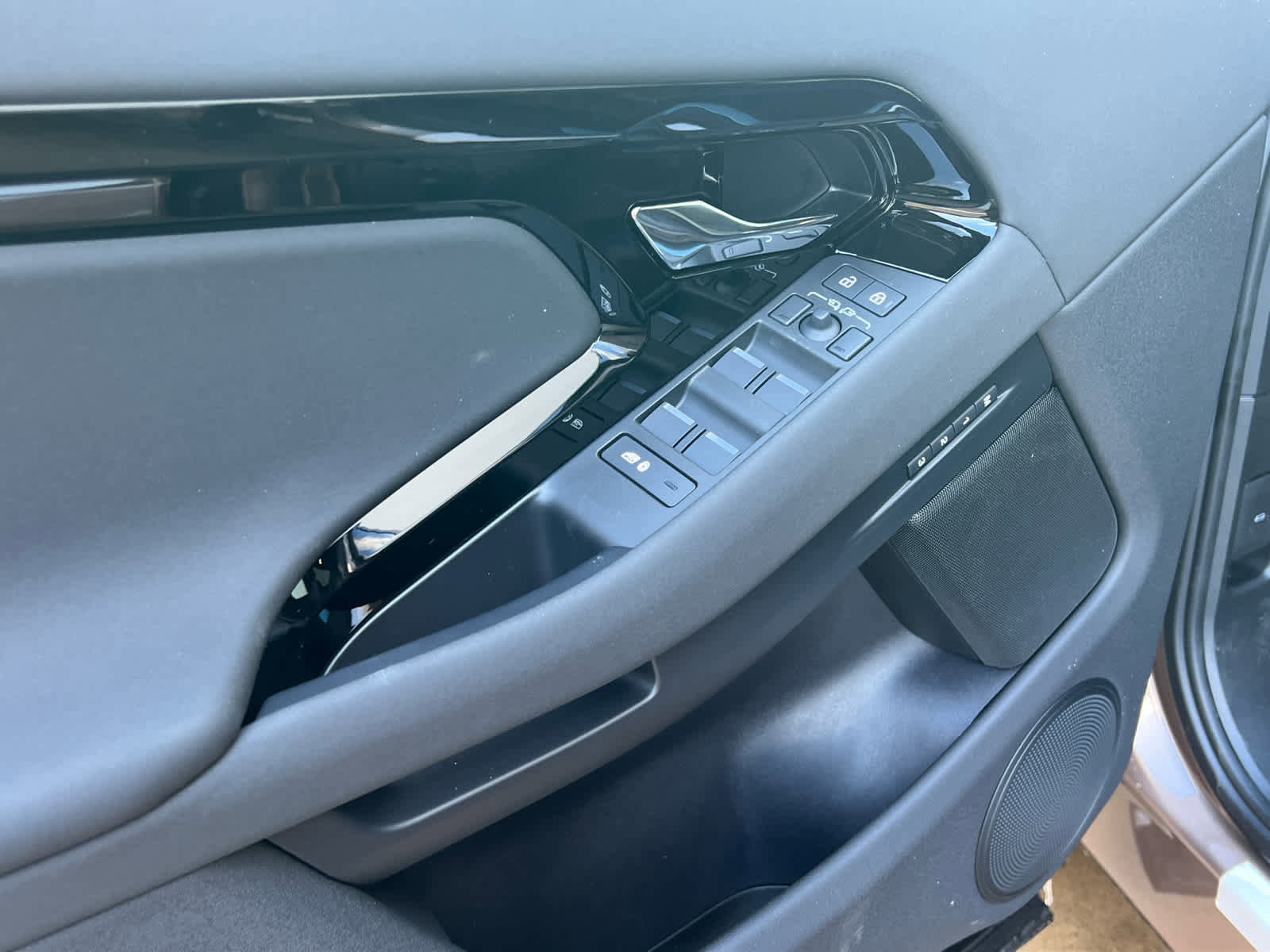 Used 2025 Land Rover Range Rover Evoque Dynamic SE image 15