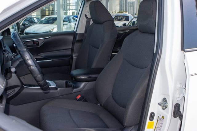 Used 2022 Toyota RAV4 LE AWD/4WD image 16