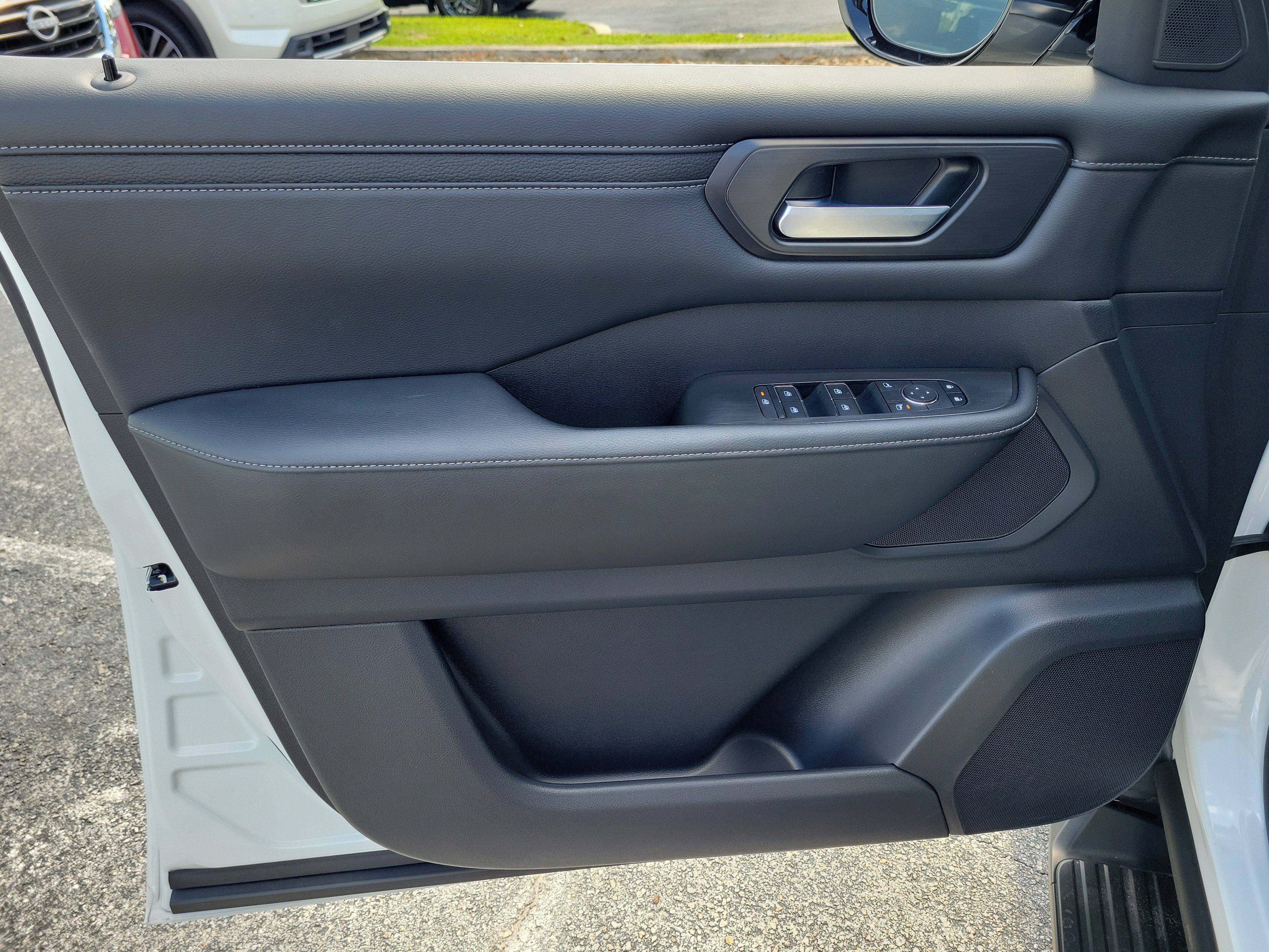 Certified 2025 Nissan Armada SV AWD/4WD image 9