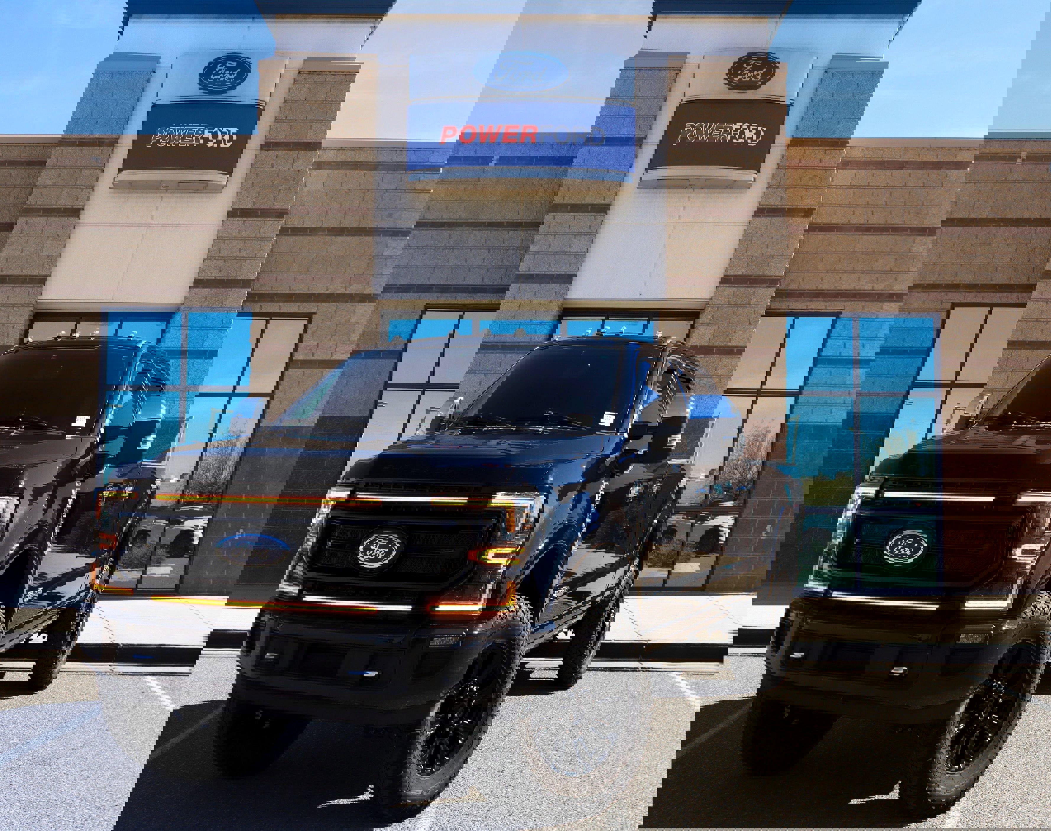 Used 2022 Ford F350 Platinum w/ Tremor Off-Road Package image 2