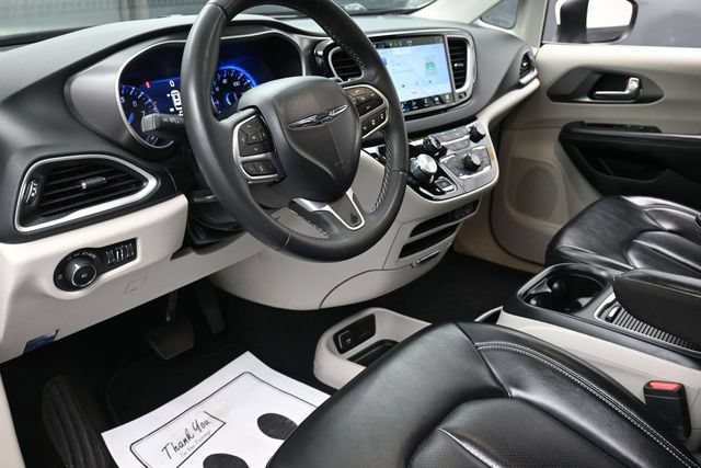Used 2023 Chrysler Pacifica Touring-L FWD image 14