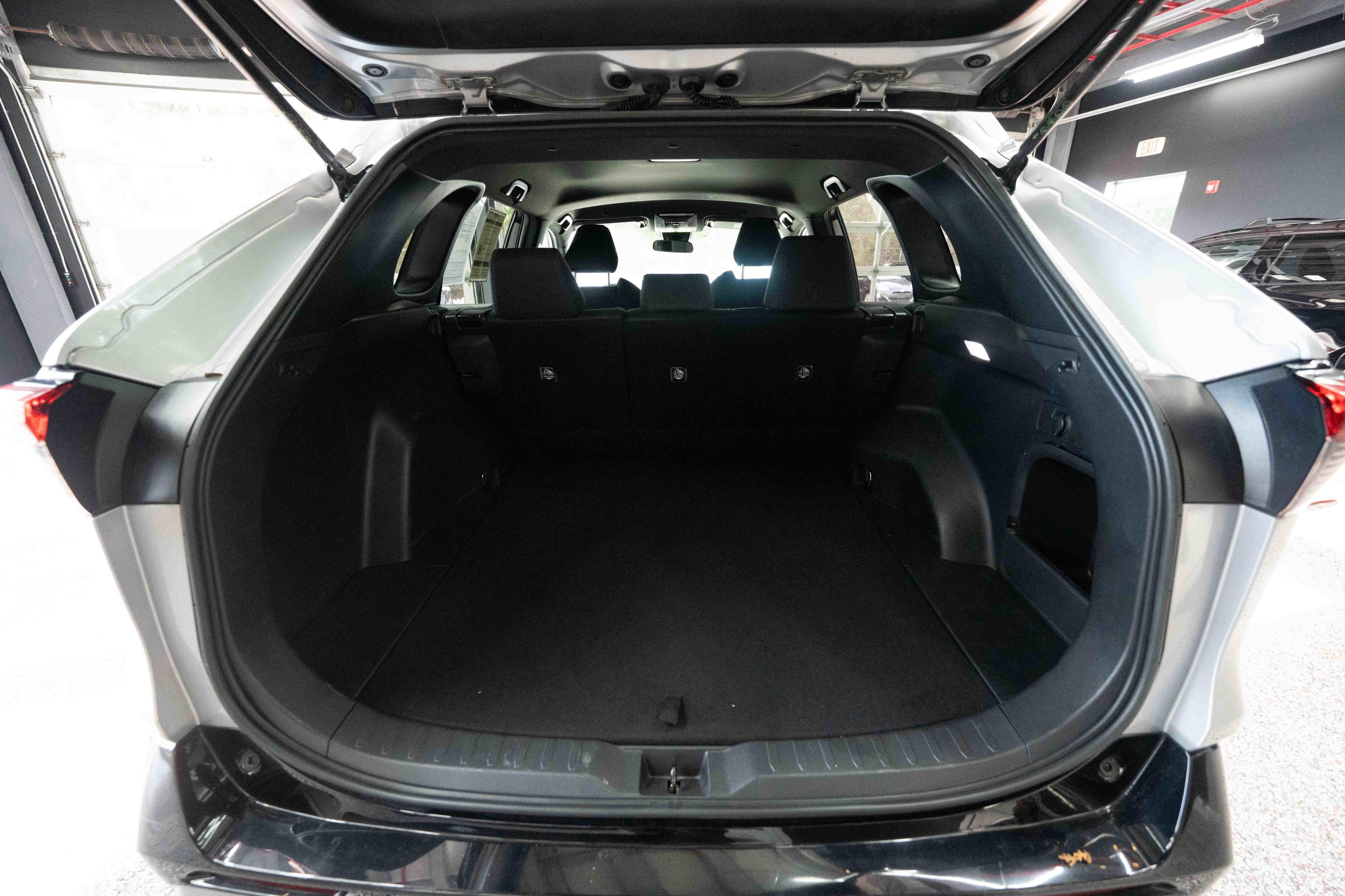 Used 2023 Toyota RAV4 SE image 29