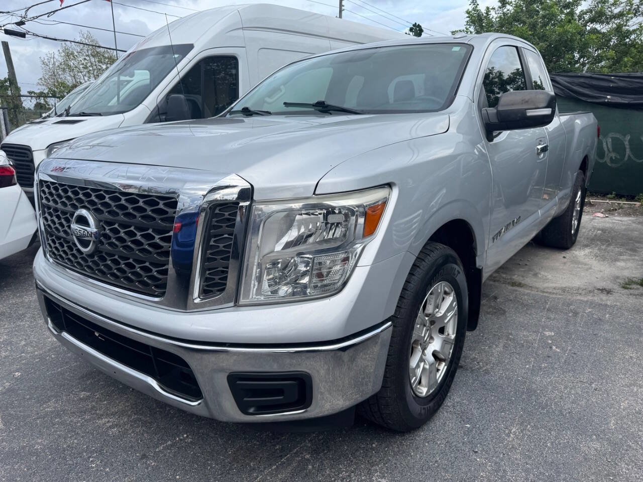 Used 2018 Nissan Titan SV RWD image 2
