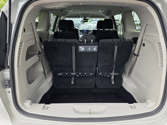 Used 2020 Chrysler Pacifica Touring w/ Advanced Safetytec Group FWD image 31
