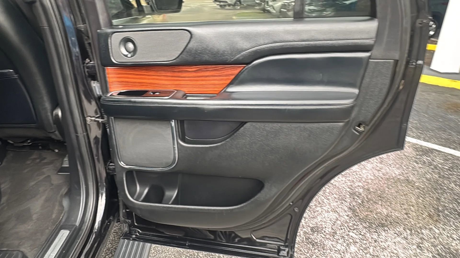 Used 2019 Lincoln Navigator Select RWD image 35