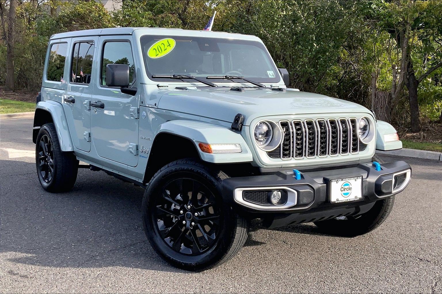 Used 2024 Jeep Wrangler Unlimited Sahara w/ Technology Group AWD/4WD image 2