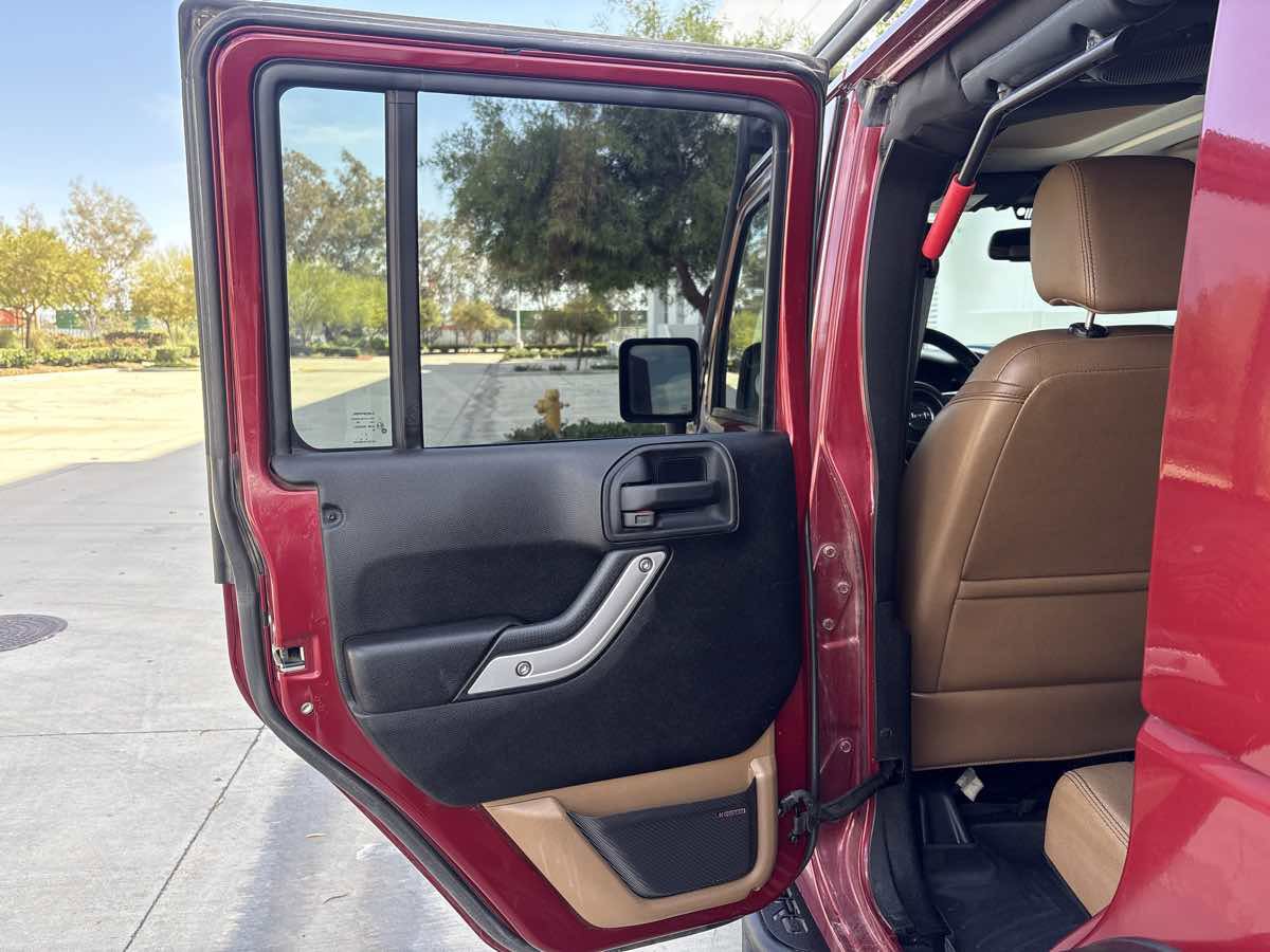 Used 2013 Jeep Wrangler Unlimited Rubicon w/ Connectivity Group AWD/4WD image 11