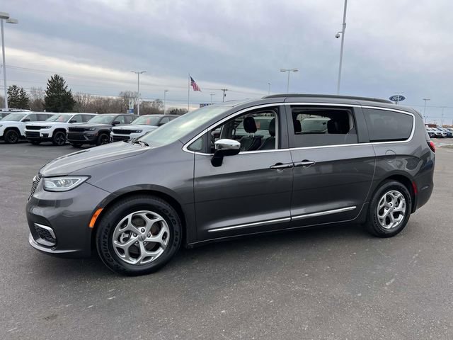 Used 2023 Chrysler Pacifica Limited image 3