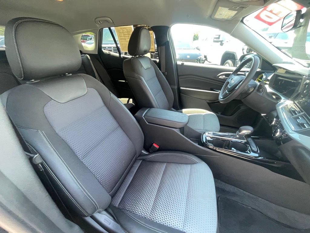 Used 2025 Chevrolet Trax LT FWD image 28