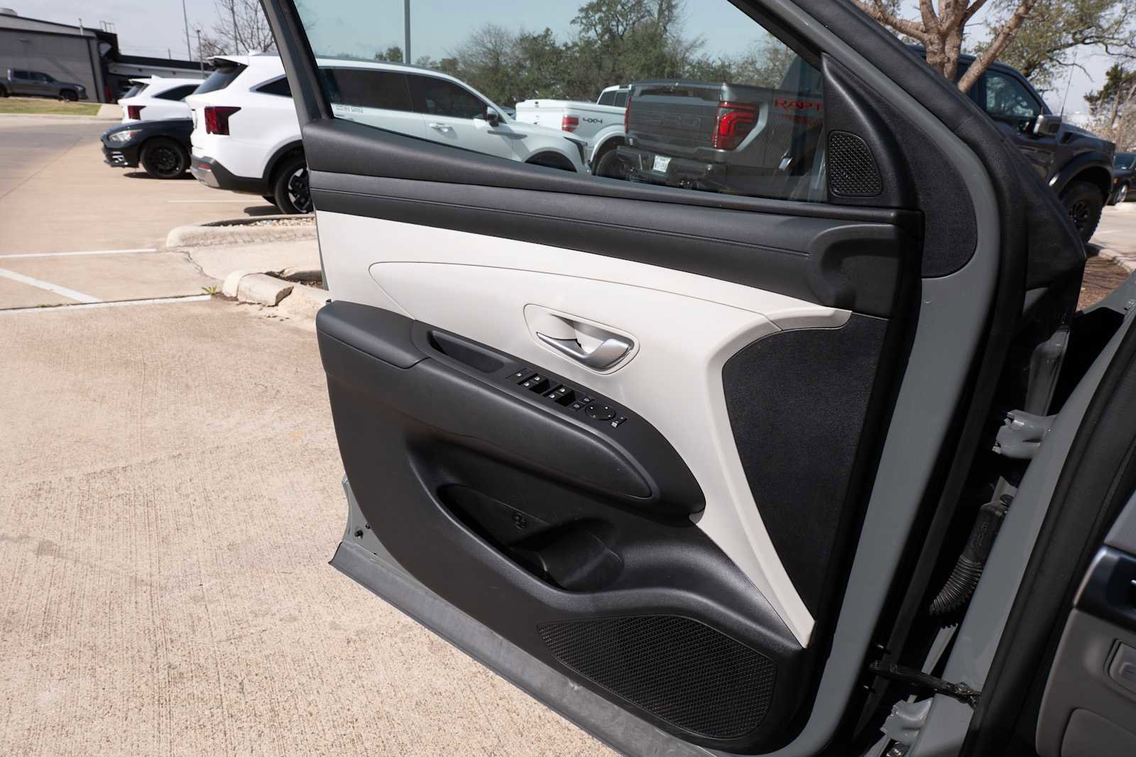 Used 2025 Hyundai Tucson SE image 18