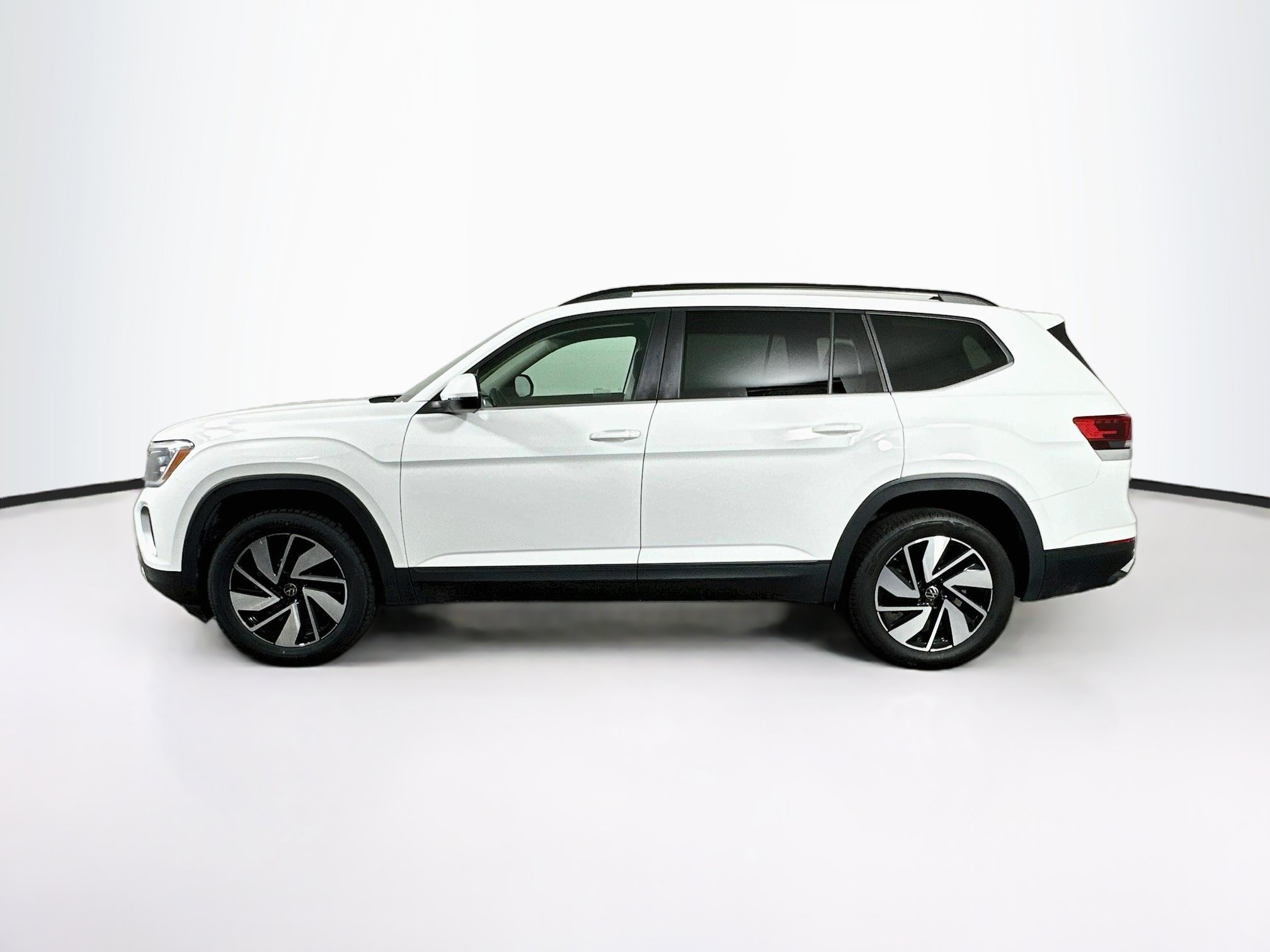 Used 2025 Volkswagen Atlas SE AWD/4WD image 4