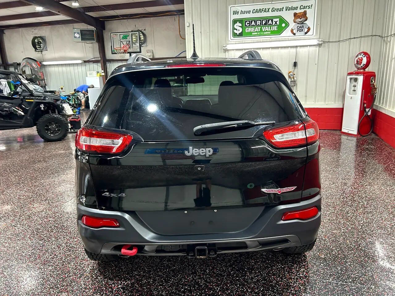 Used 2018 Jeep Cherokee Trailhawk w/ Cold Weather Group image 10