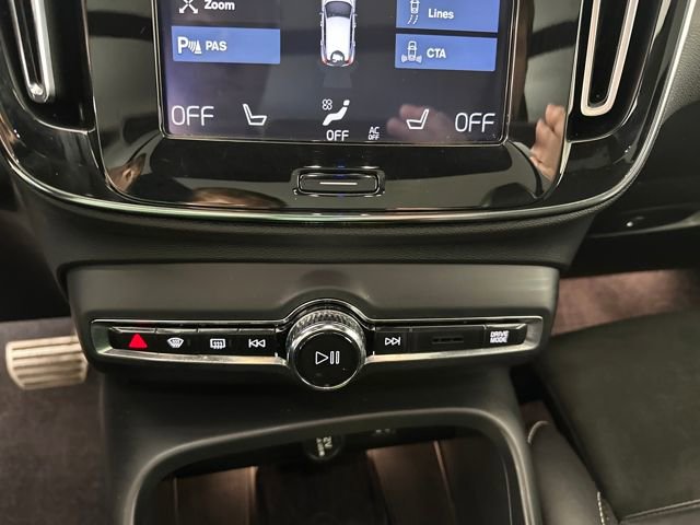 Used 2020 Volvo XC40 T5 R-Design w/ Protection Package Premier image 23