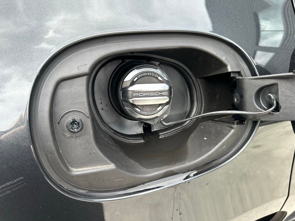 Certified 2025 Porsche Macan image 40