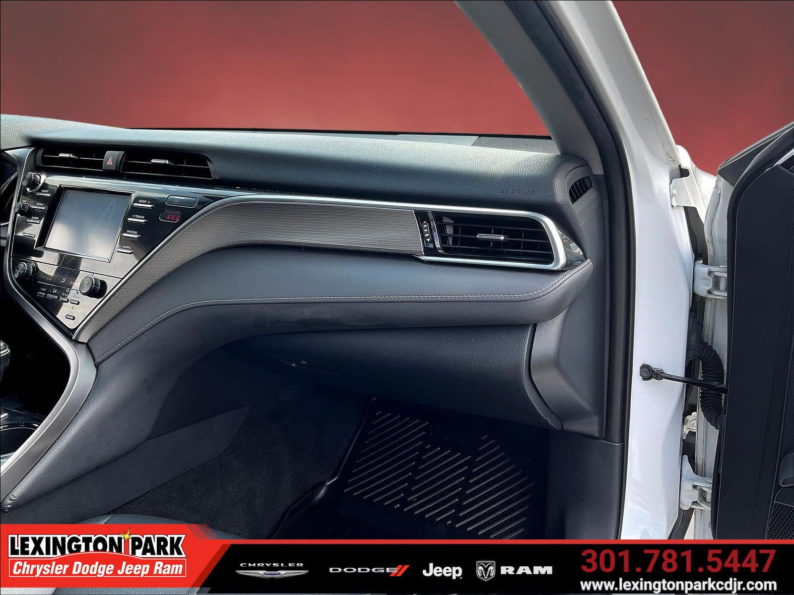 Used 2018 Toyota Camry SE FWD image 25