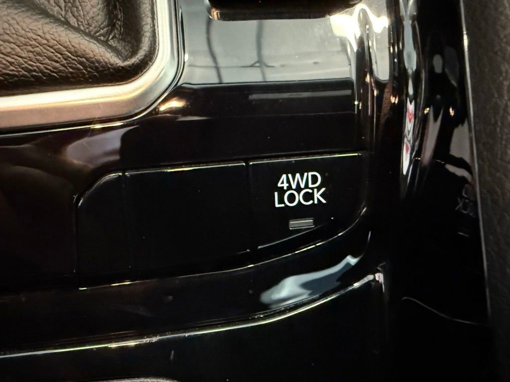 Used 2025 Jeep Compass Limited image 33