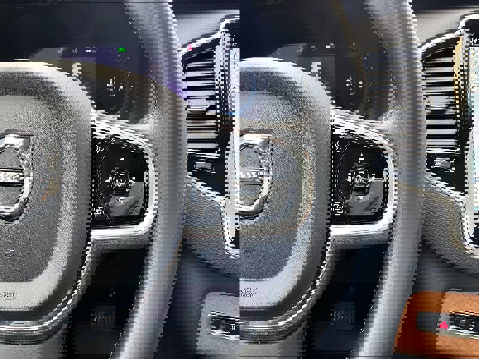 Used 2024 Volvo XC90 B6 Plus w/ Protection Package Premier image 25