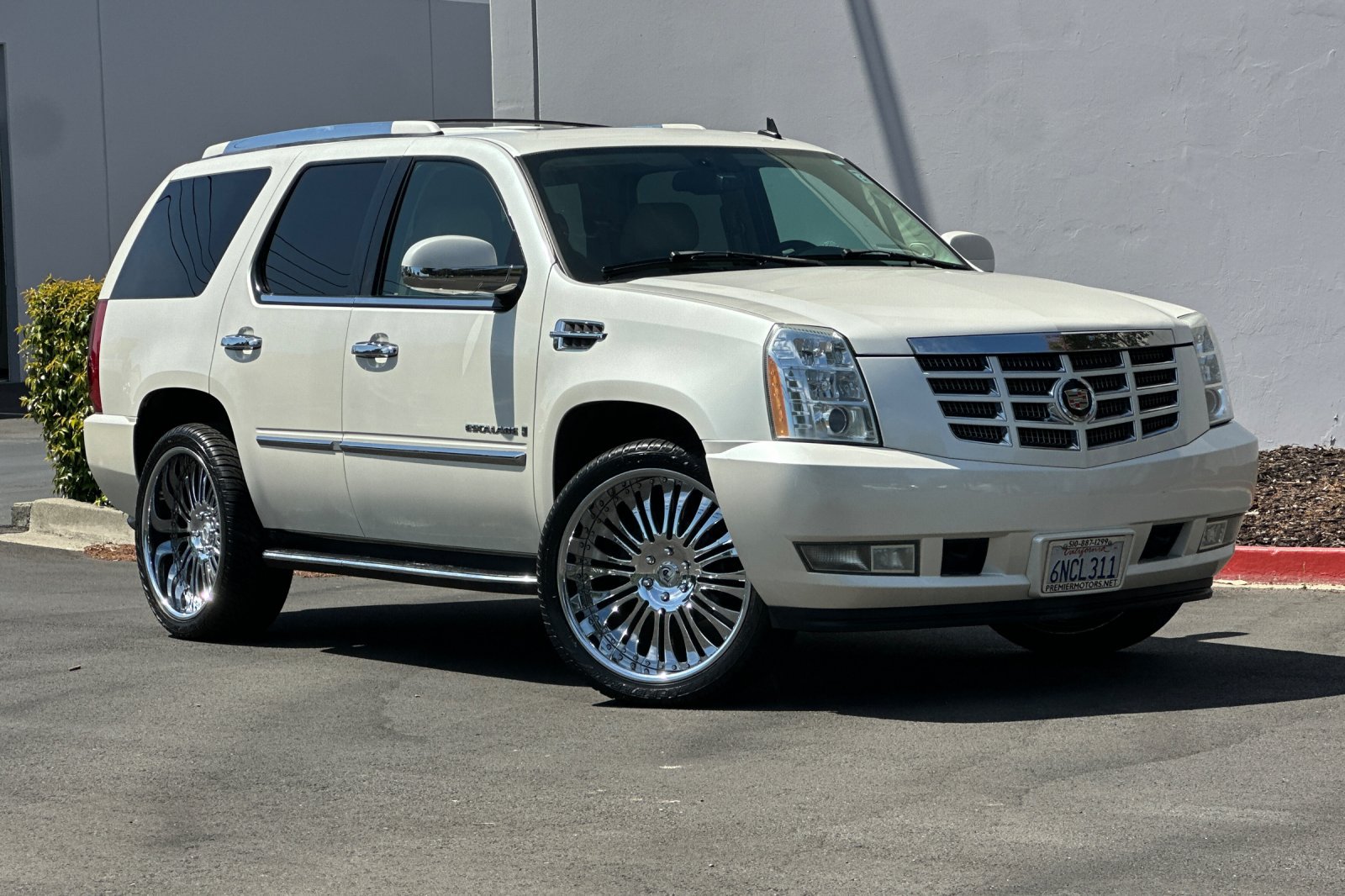 Used 2007 Cadillac Escalade AWD w/ Information Package image 2