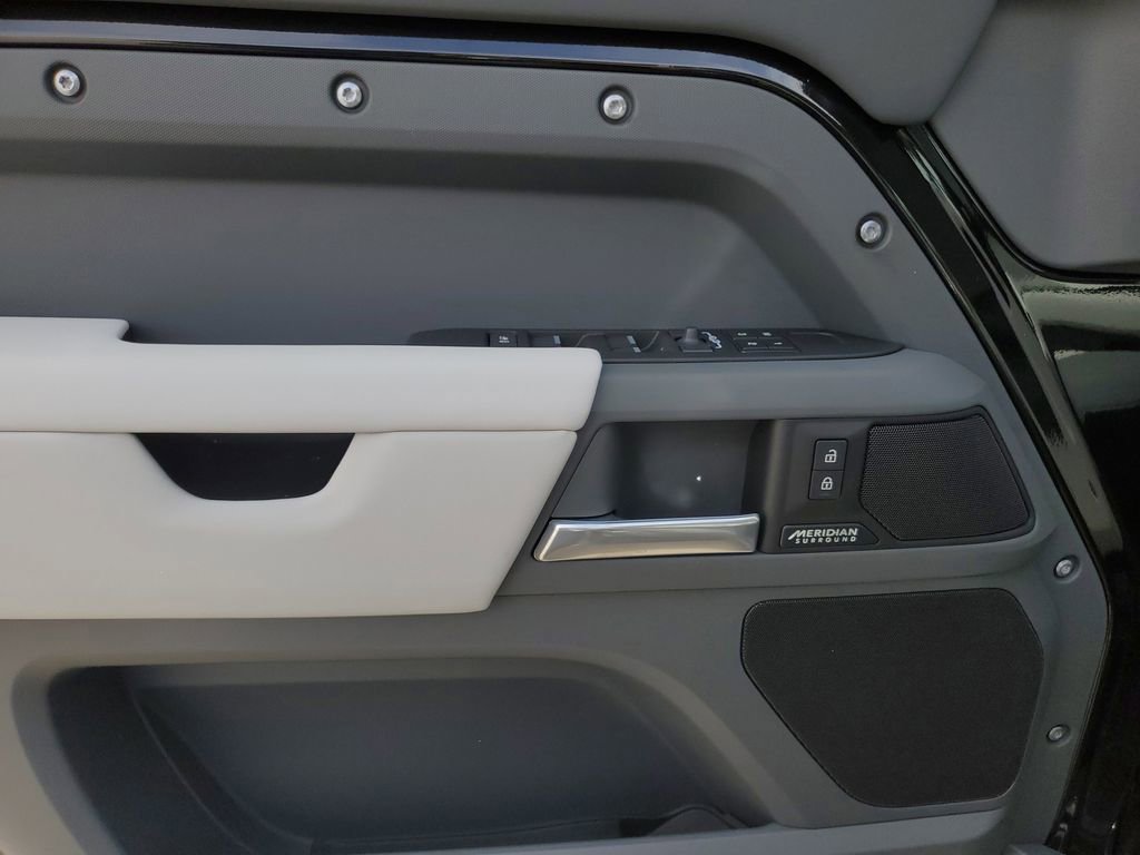 New 2026 Land Rover Defender 130 X-Dynamic SE image 10