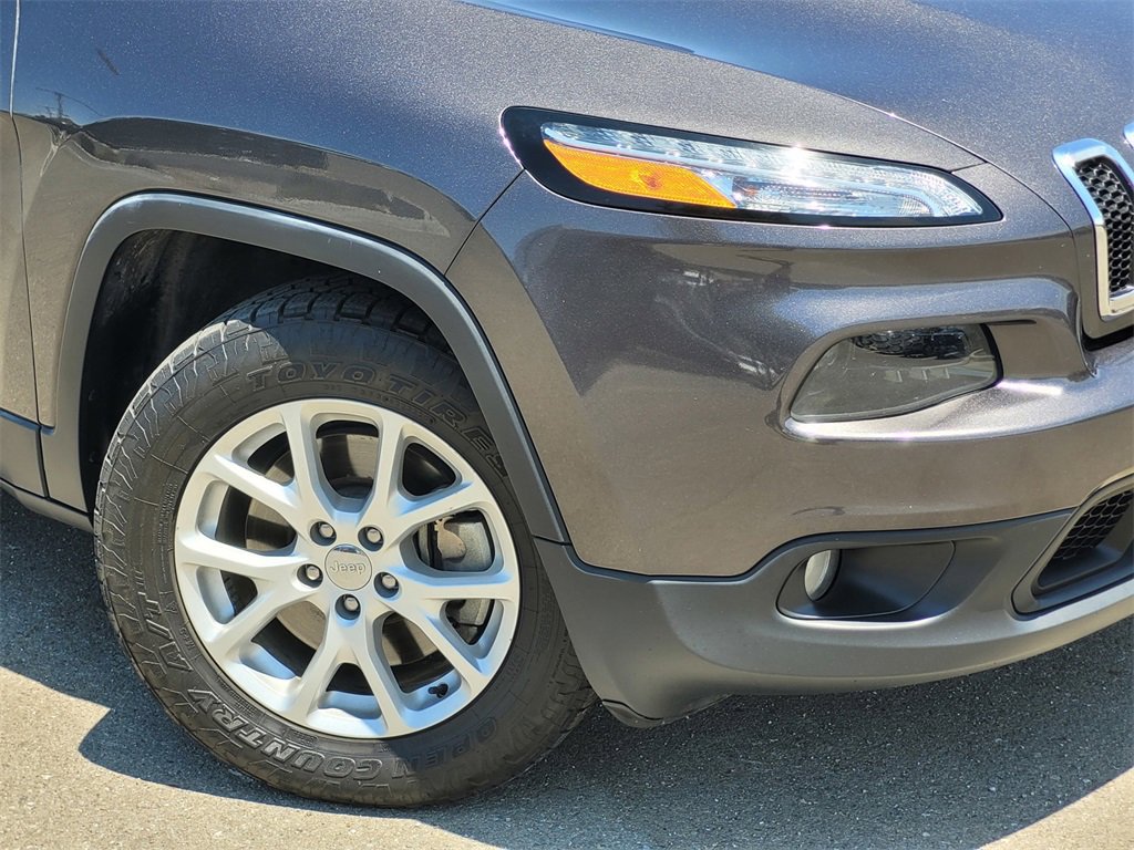 Used 2018 Jeep Cherokee Latitude Plus w/ Cold Weather Group image 2