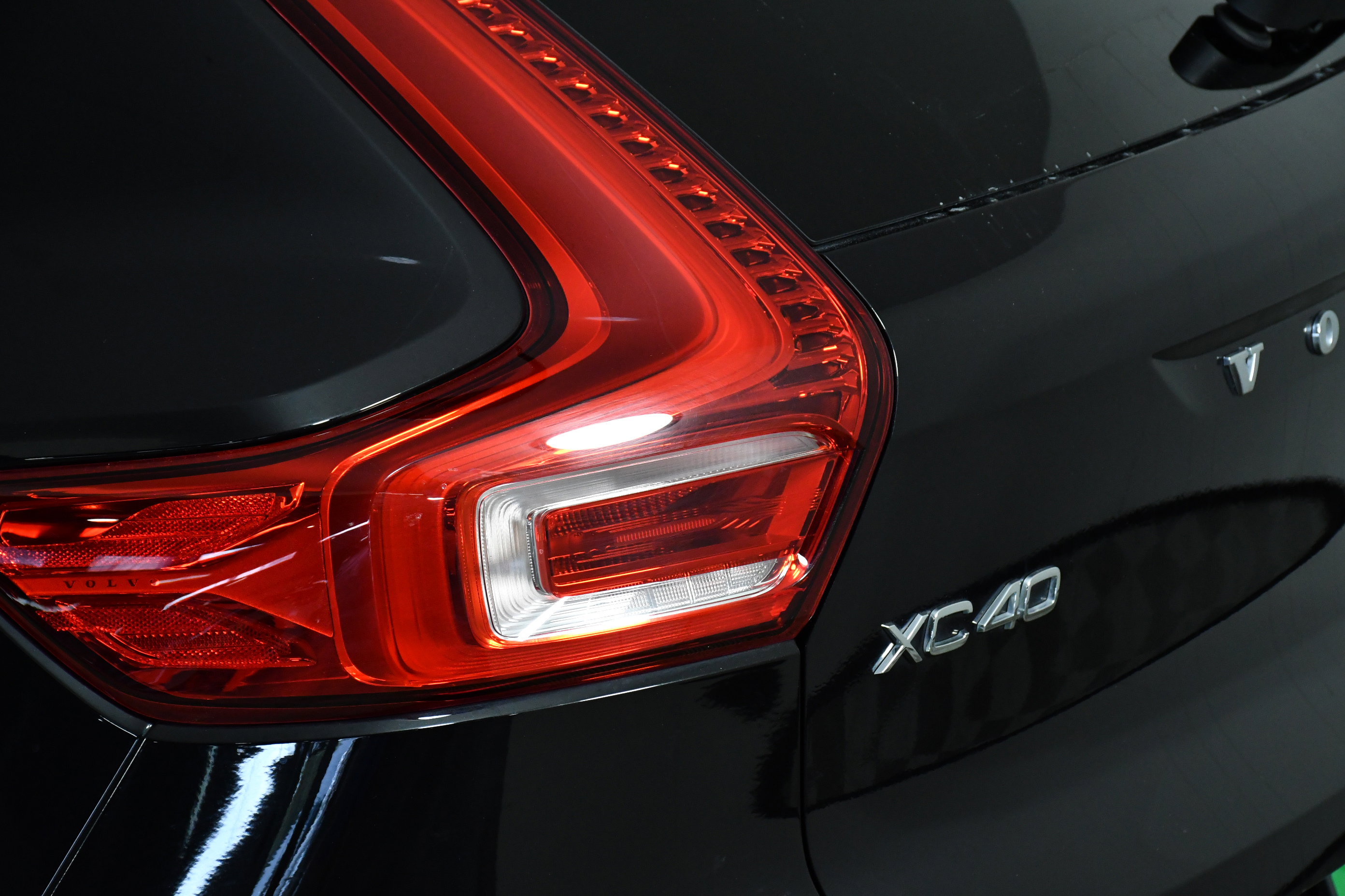 Used 2025 Volvo XC40 B5 Plus image 33