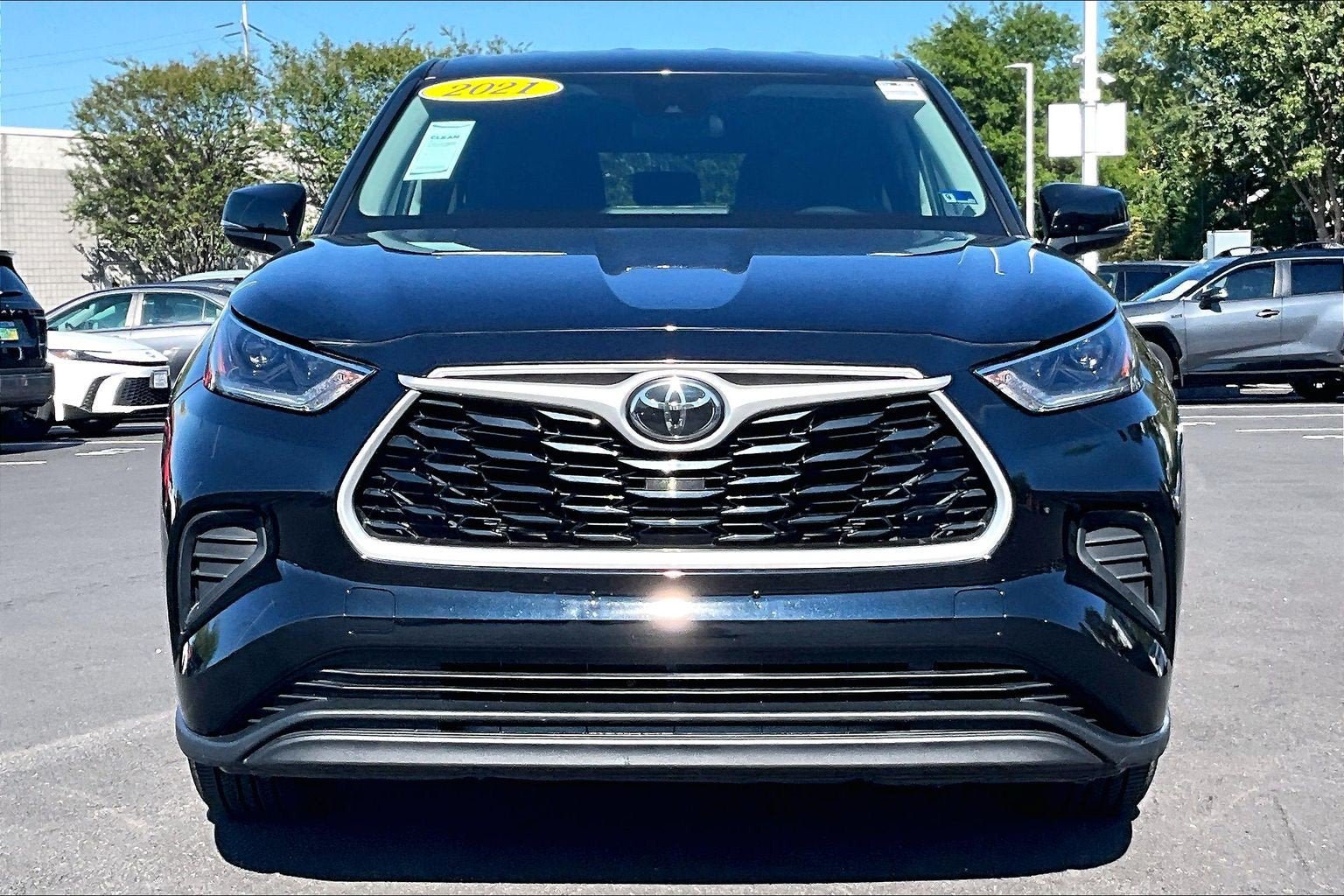 Used 2021 Toyota Highlander L AWD/4WD image 3