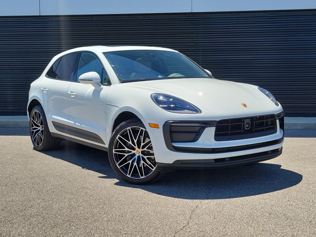 Certified 2023 Porsche Macan AWD/4WD image 3
