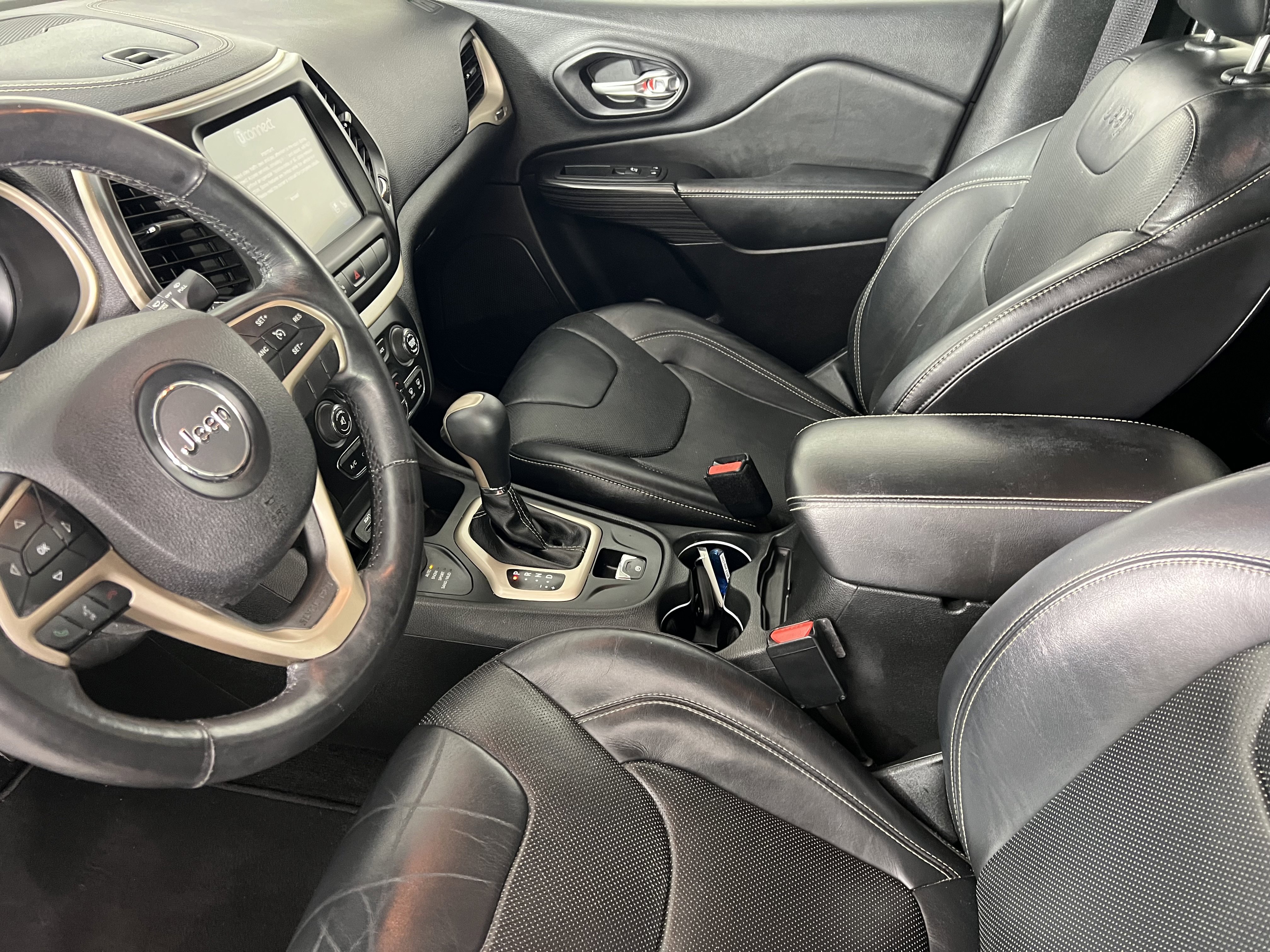 Used 2015 Jeep Cherokee Limited w/ Luxury Group AWD/4WD image 4