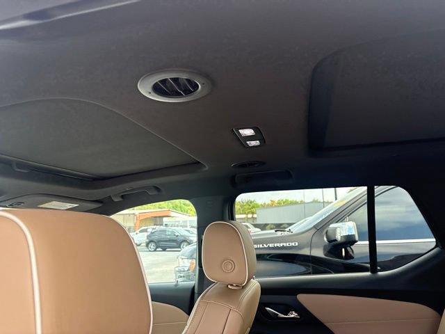 Used 2023 Chevrolet Traverse Premier FWD image 11