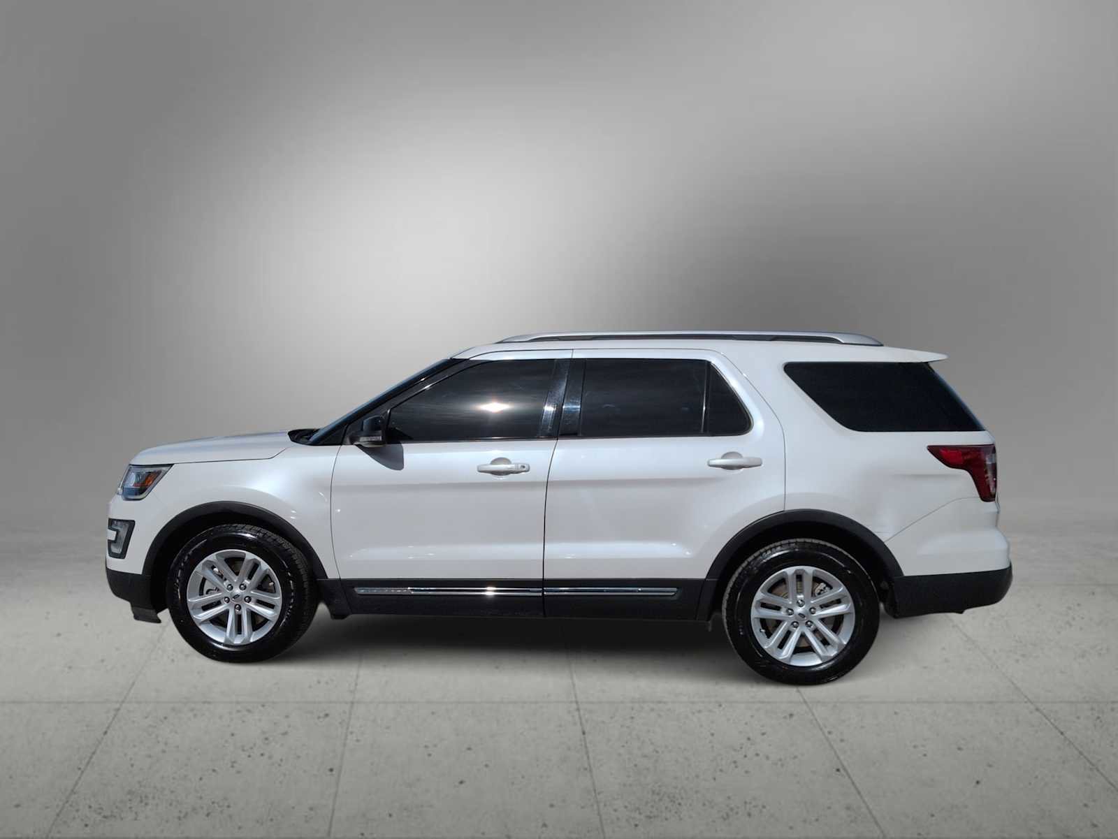 Used 2016 Ford Explorer XLT w/ Equipment Group 202A image 5