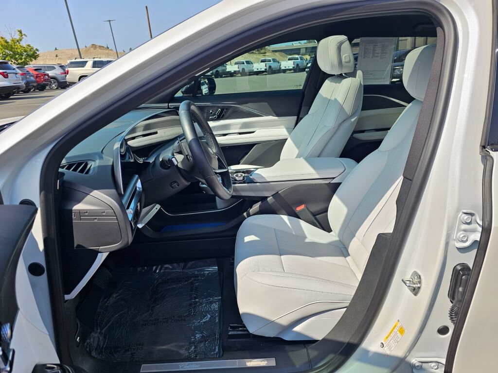 Used 2024 Cadillac Lyriq Luxury AWD/4WD image 22