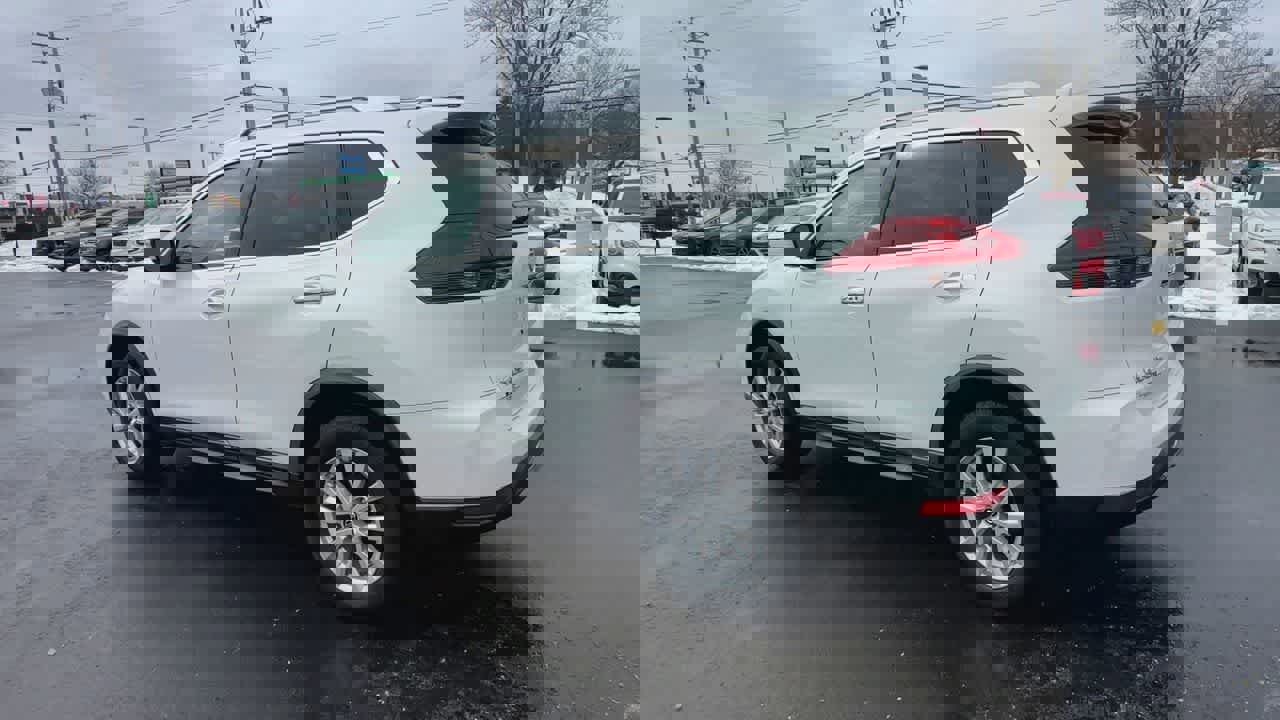 Used 2018 Nissan Rogue SV image 6