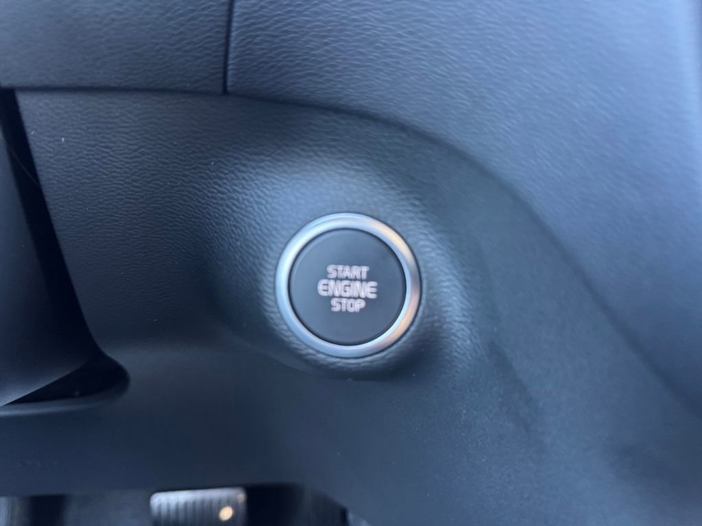 Certified 2025 Volvo XC40 B5 Core image 17