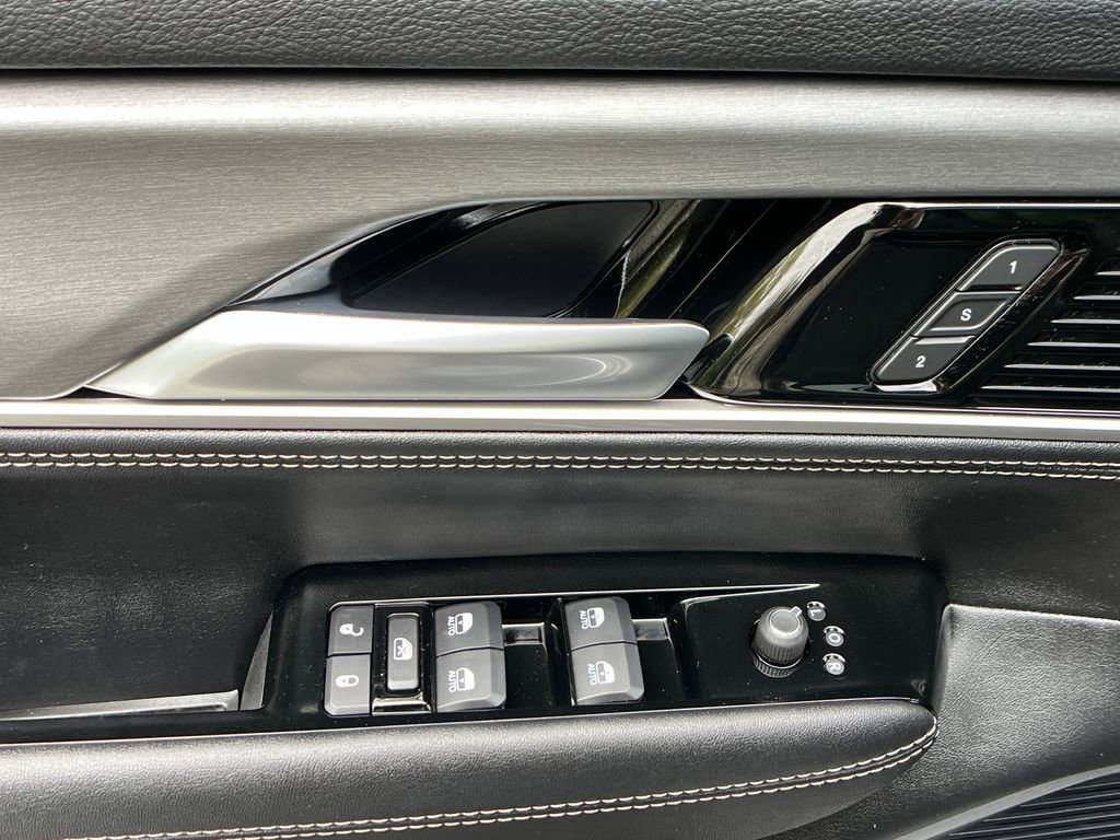 Used 2025 Jeep Wagoneer 4WD w/ Premium Group I image 12