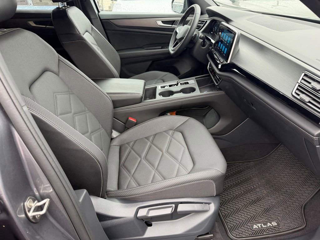 Used 2024 Volkswagen Atlas Cross Sport SE image 13