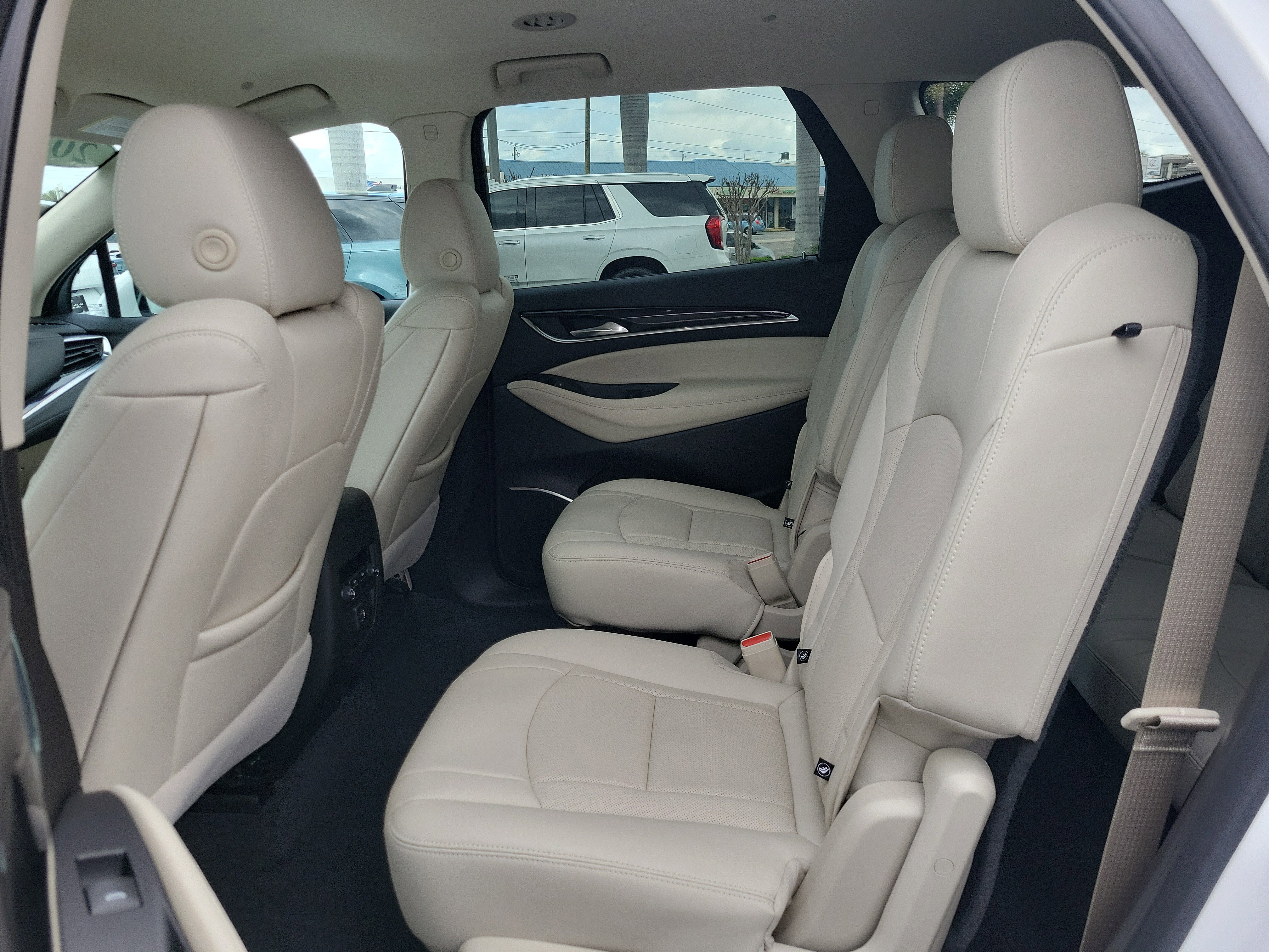 Used 2024 Buick Enclave Essence image 17