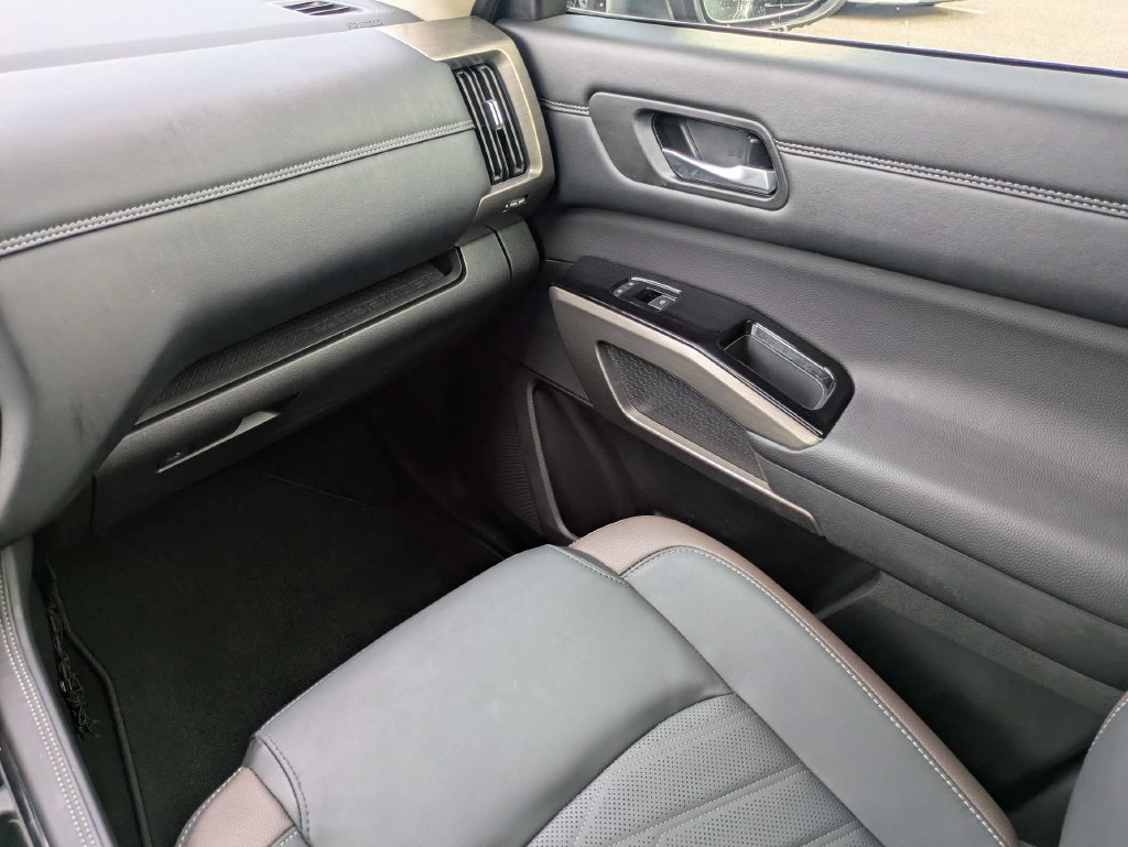 Used 2025 Nissan Pathfinder Platinum w/ Black Appearance Package FWD image 22
