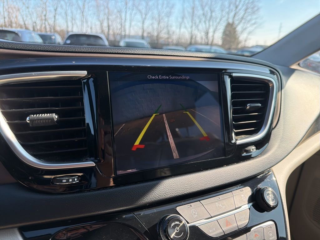 Used 2018 Chrysler Pacifica Touring-L Plus w/ Tire & Wheel Group image 29