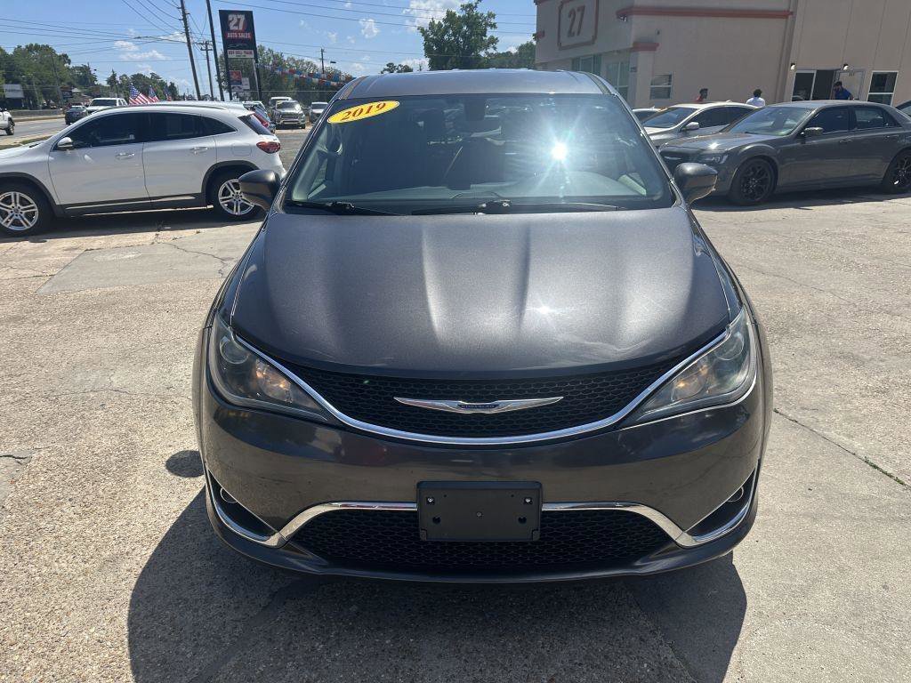 Used 2019 Chrysler Pacifica Touring Plus FWD image 2