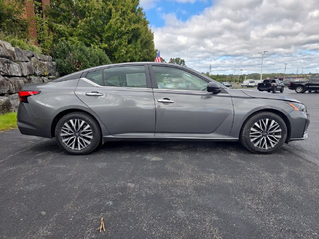 Used 2025 Nissan Altima 2.5 SV FWD image 2