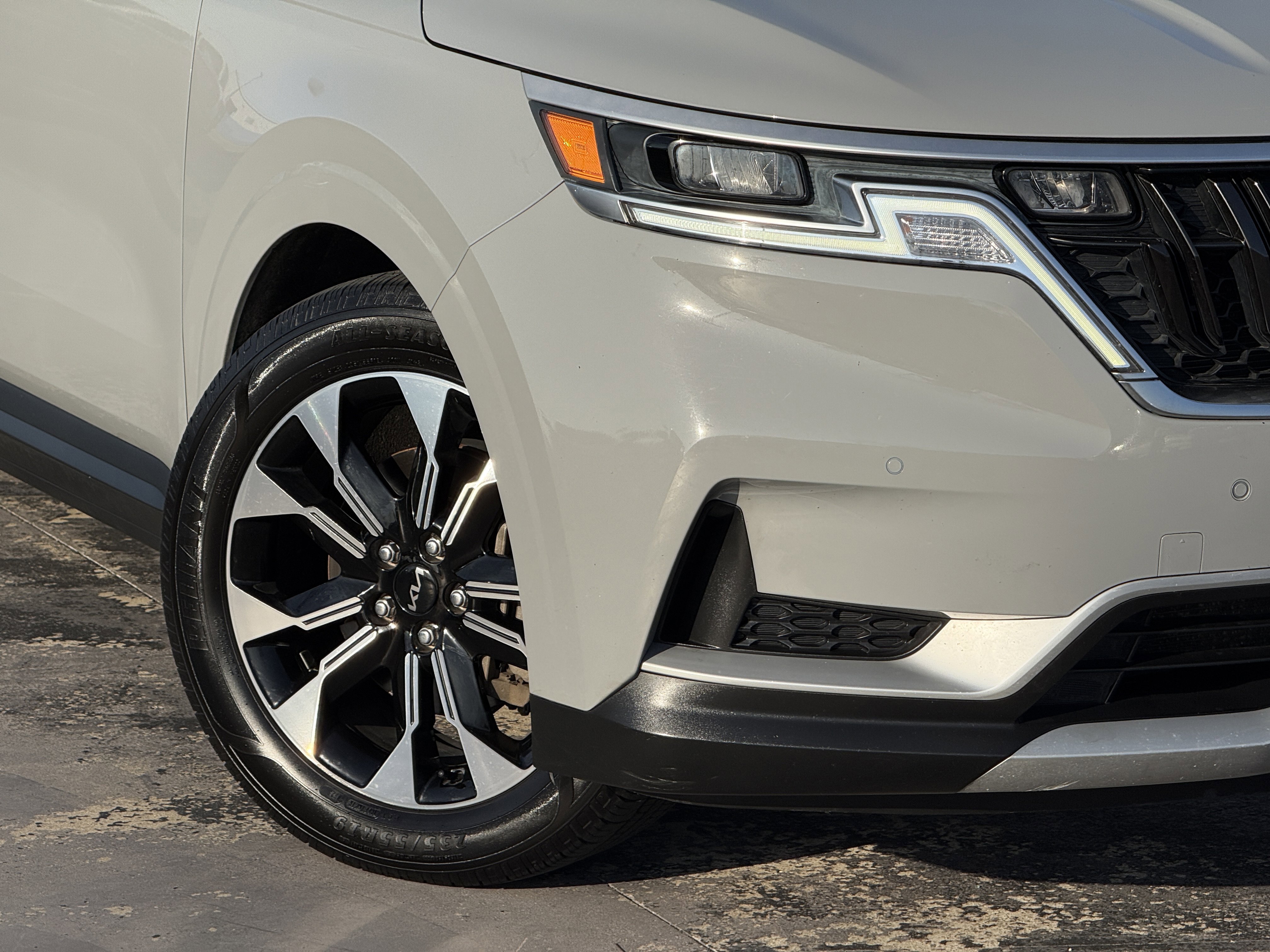 Used 2022 Kia Carnival EX image 9