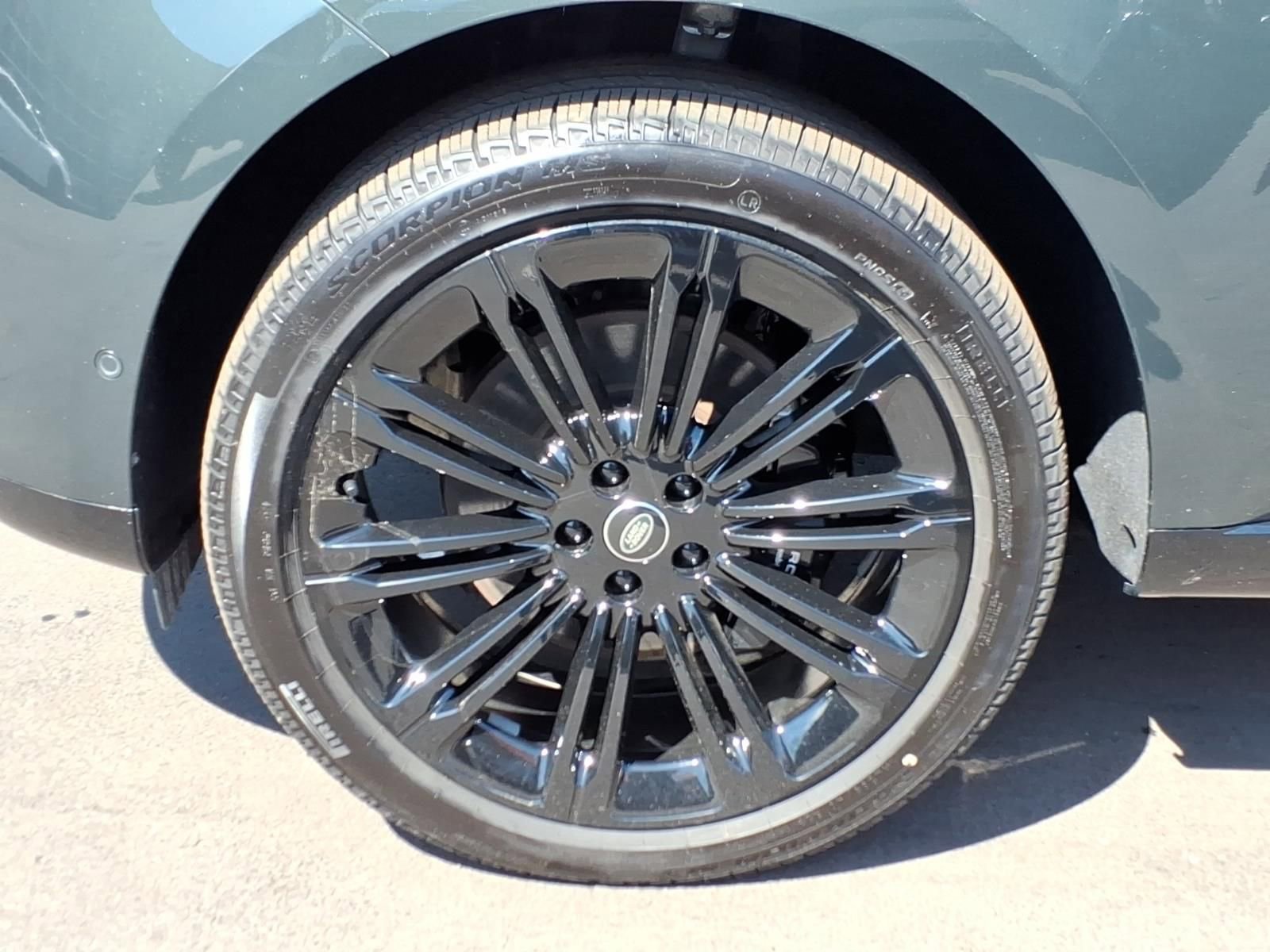 Used 2025 Land Rover Range Rover SE image 9