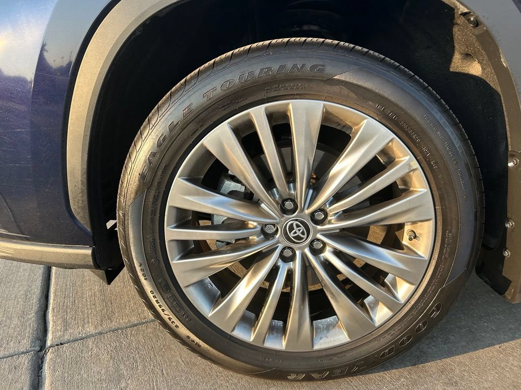 Used 2025 Toyota Highlander Platinum AWD/4WD image 32