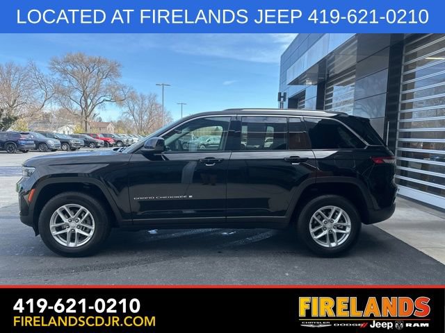 Used 2023 Jeep Grand Cherokee Laredo w/ Luxury Tech Group I image 4