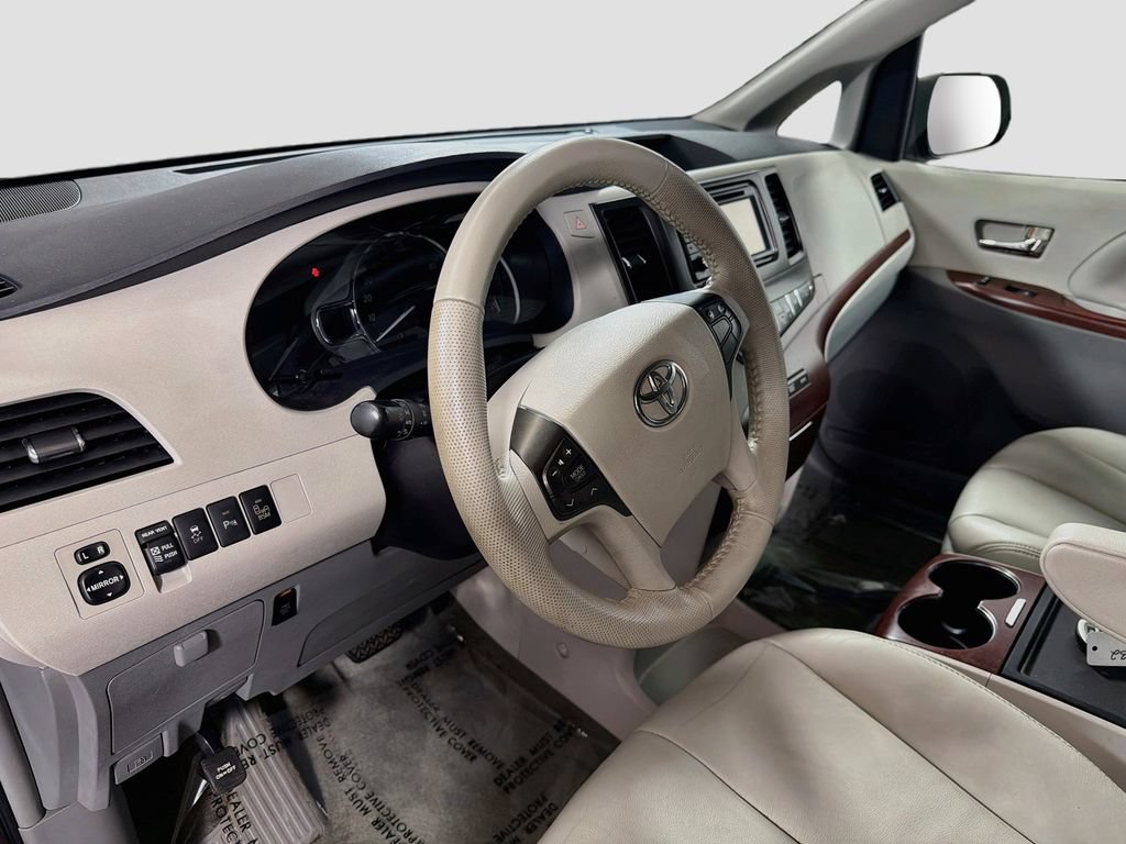 Used 2014 Toyota Sienna XLE FWD image 11