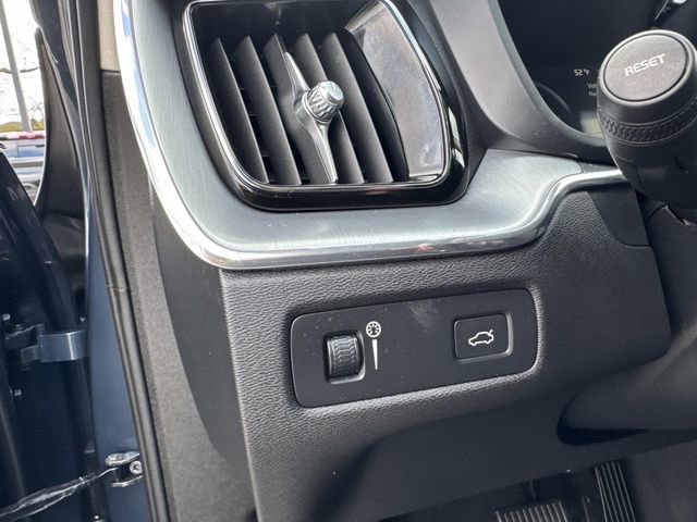 Used 2018 Volvo XC60 T6 Momentum w/ Convenience Package image 32