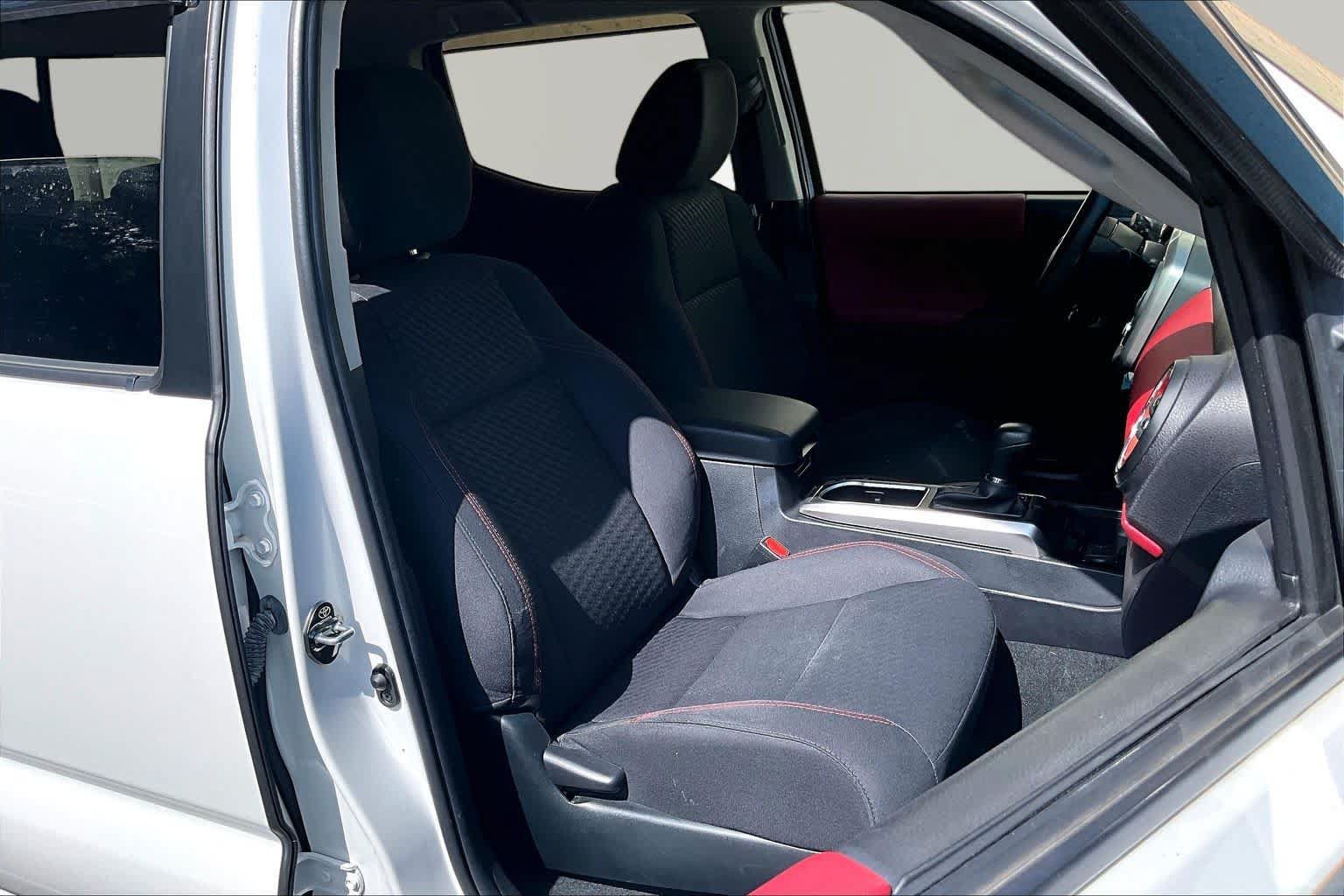 Used 2022 Toyota Tacoma SR5 w/ Technology Package RWD image 9
